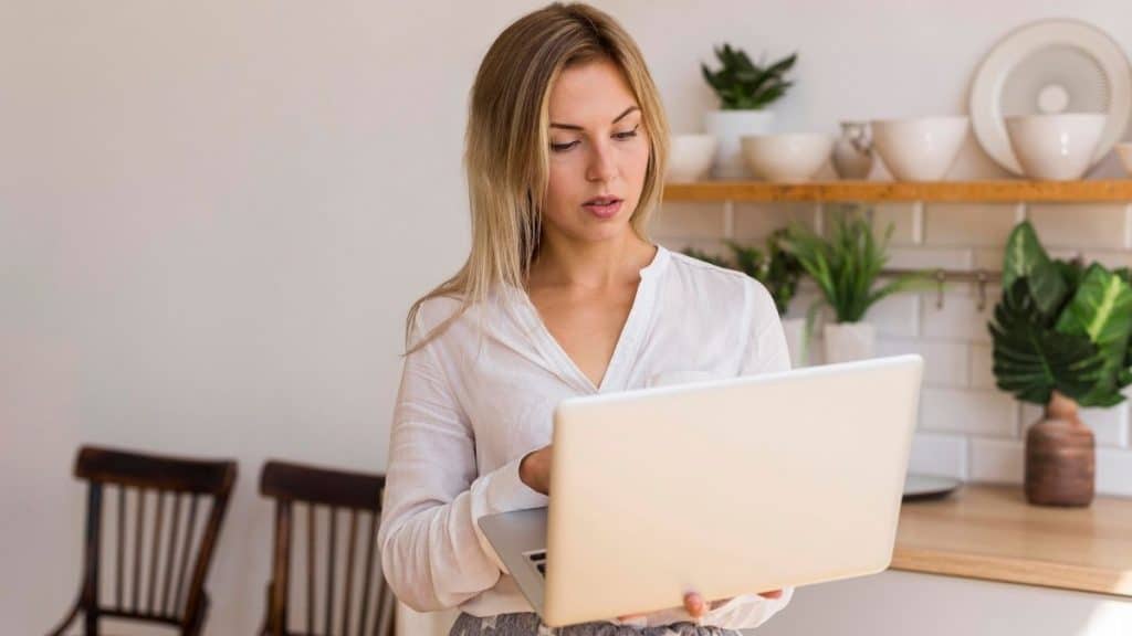 mujer pidiendo vida laboral online