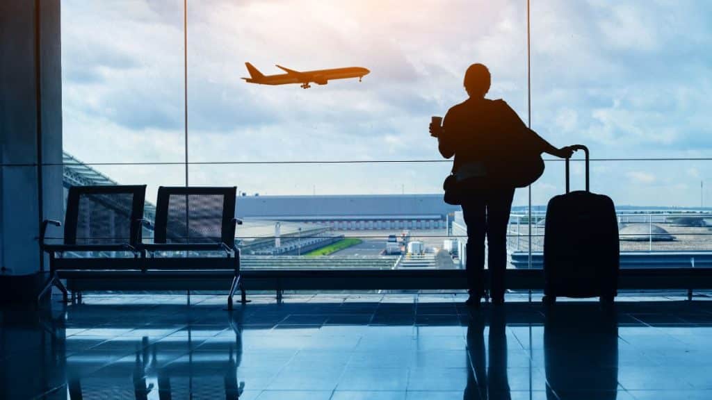 mujer esperando una aerolínea low cost