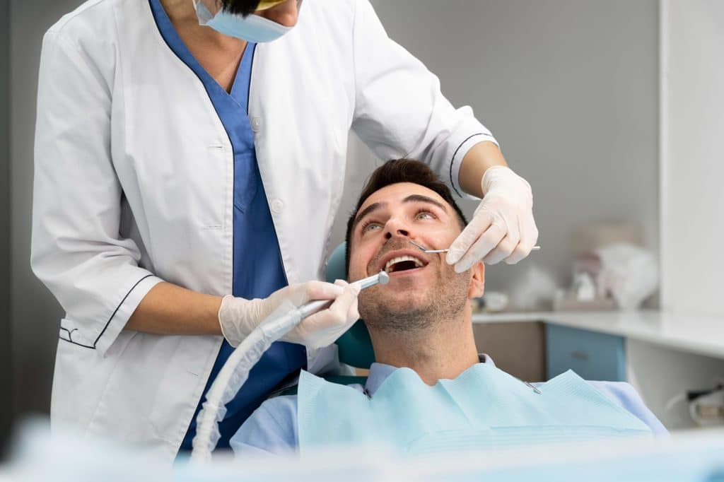 hombre en el dentista