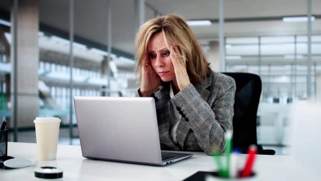 mujer afectada por un ransomware