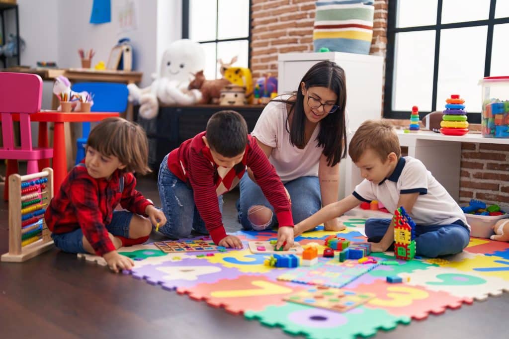maestra jugando con niños en una guardería