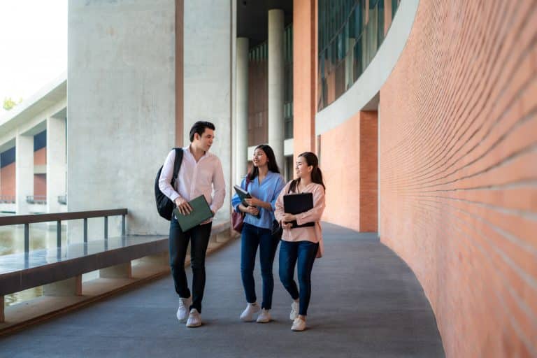 cuanto cuesta estudiar un master en españa