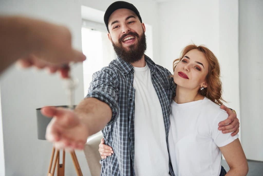 pareja comprando una casa