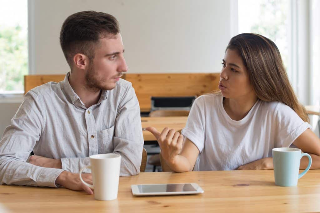una pareja hablando