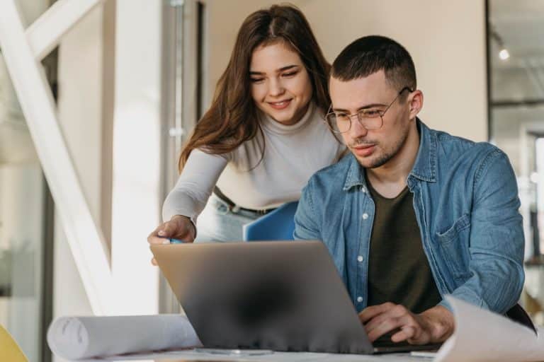 jovenes buscando trabajo