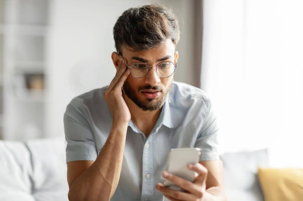 persona preocupada por mandar mal un bizum