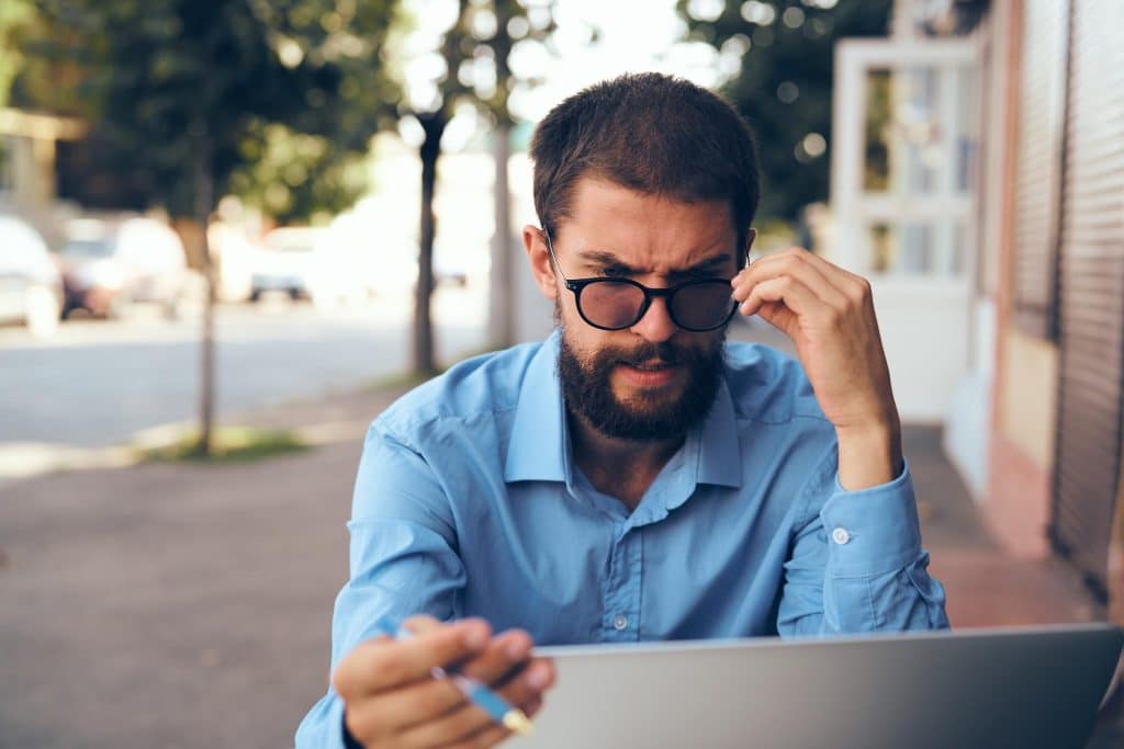 persona asustada al ver el correo